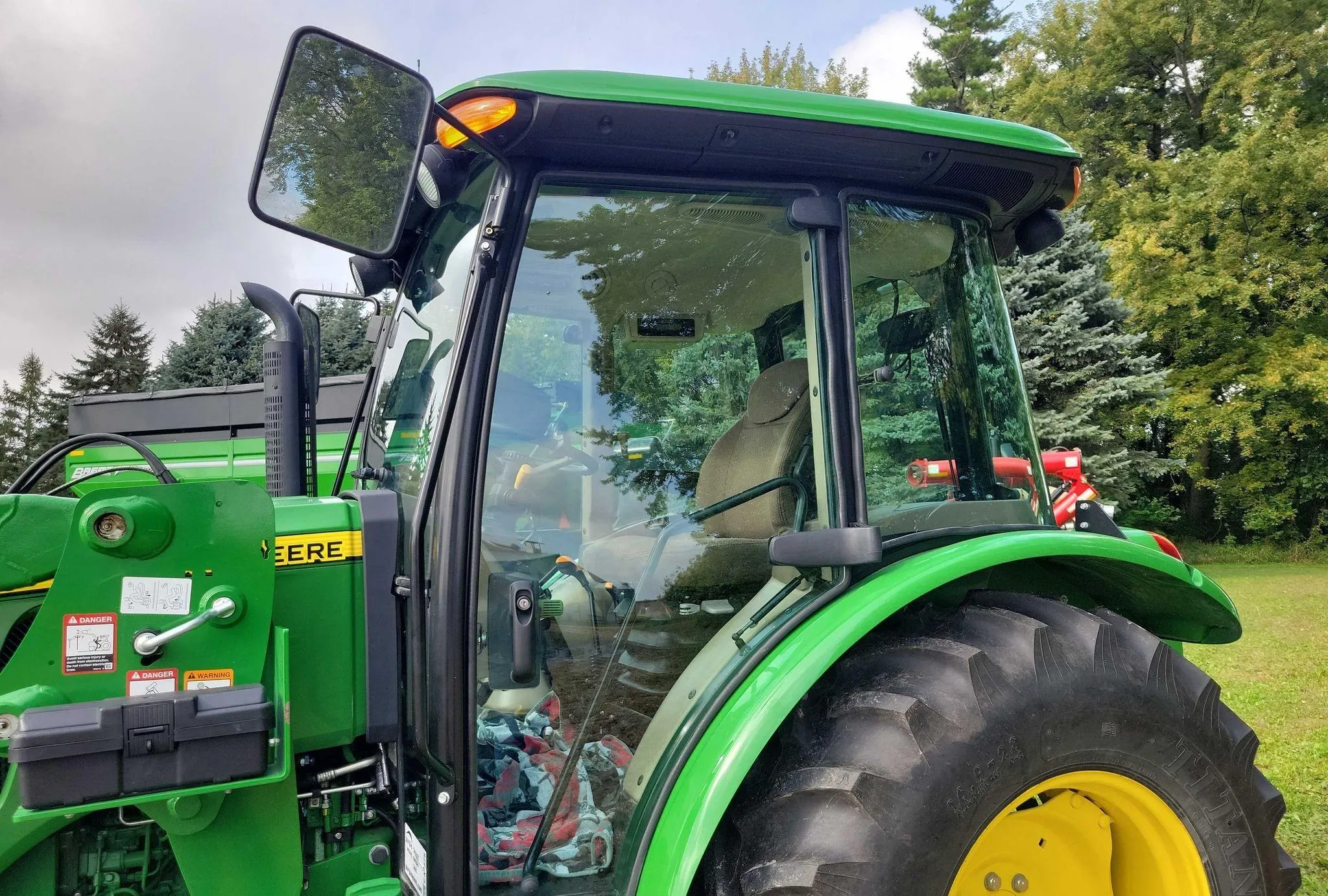 2015 John Deere 5075E MFWD