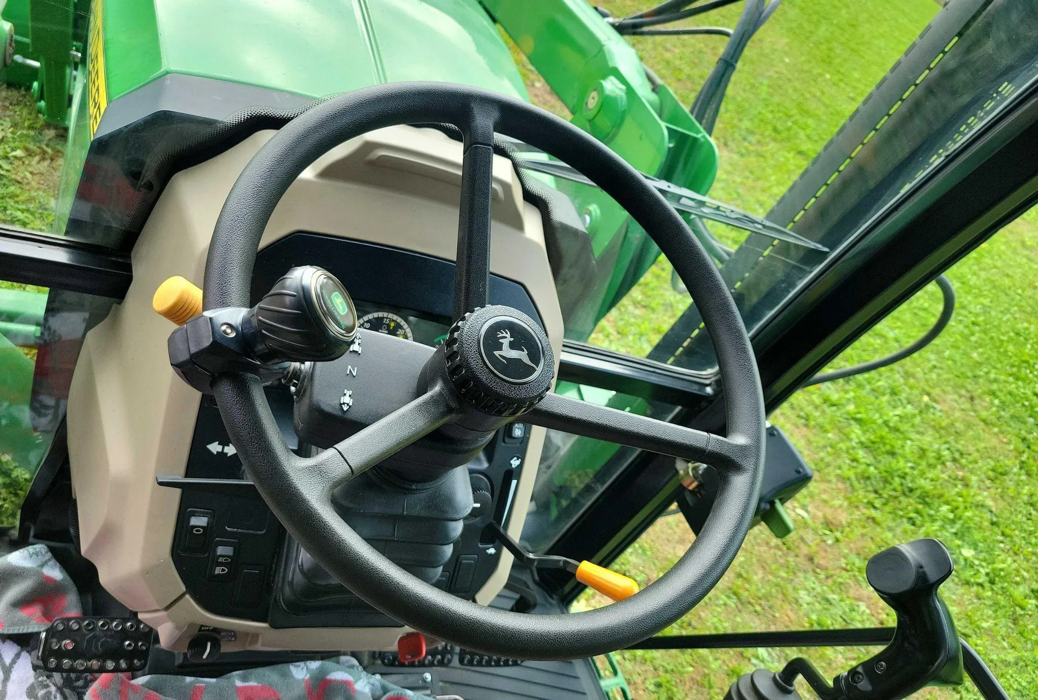 2015 John Deere 5075E MFWD